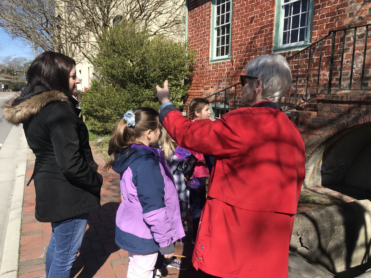 ITRT_DK's tweet image. What fun to be with @CarrsvilleElem 4th graders as they discover that geometry is everywhere! Authentic learning and inquiry makes this #PBL field experience paramount. #IC5Cs @IWCSchools