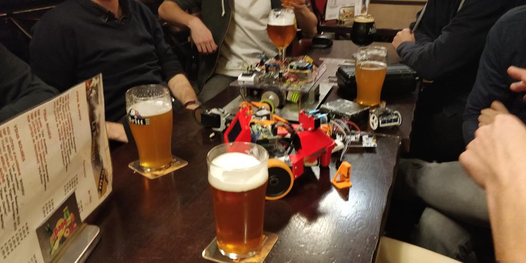 Sealeo_'s tweet image. #Aperobot c&apos;est déjà bien parti ;) plein de bières et de robots