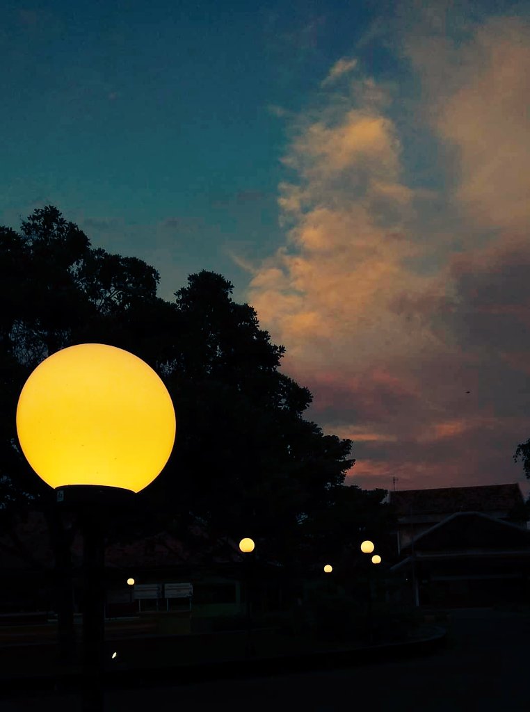ydhtrx's tweet photo. Lampu taman malam sore itu mengisahkan antara kebodohan dan keinginan yang selalu berdampingan... 
~senandurindusore https://t.co/1IkdBGNQ1F