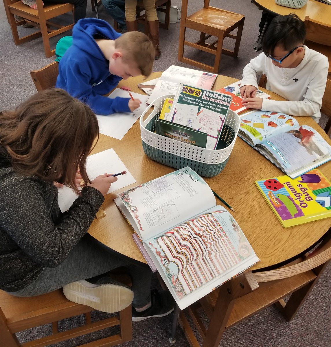 bpalaseklms's tweet photo. Spent some time with 5th &amp; 6th graders rediscovering the 700's section  - specifically the origami &amp; drawing books. We have some super crafty kids at Wimdermere! We learned origami can be pretty tricky @WindyWhales https://t.co/GjrK8sMnrQ