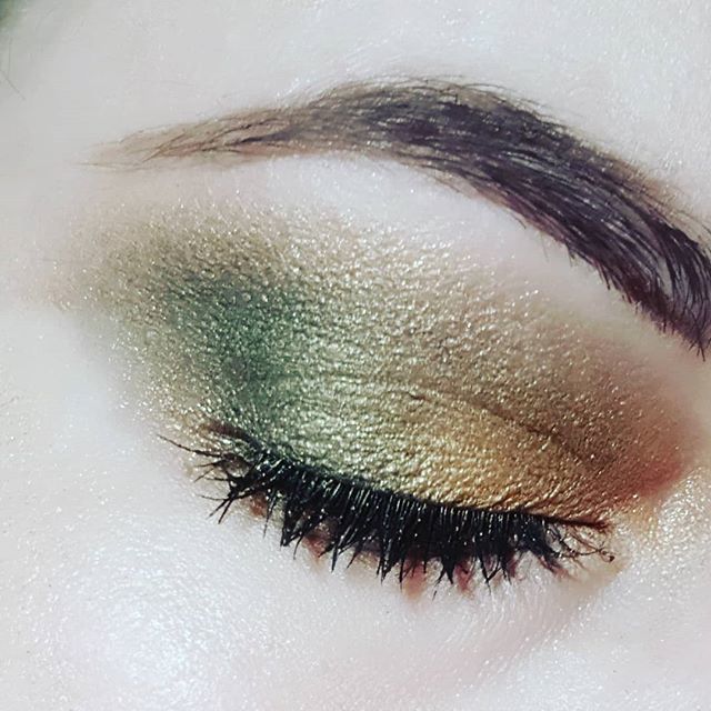 artistryheidi's tweet photo. Something 👽
--------------------------------------------------------
#wakeupandmakeup #beatthatface #undiscoveredmuas #makeupporn #worldwidemua #maccosmetics #hudabeauty #mua #muaunderdogs #allmodernmakeup #makegirl #prettylittlething
#beautygram #m… https://t.co/Y62auhKM1E https://t.co/7XClaf32pP