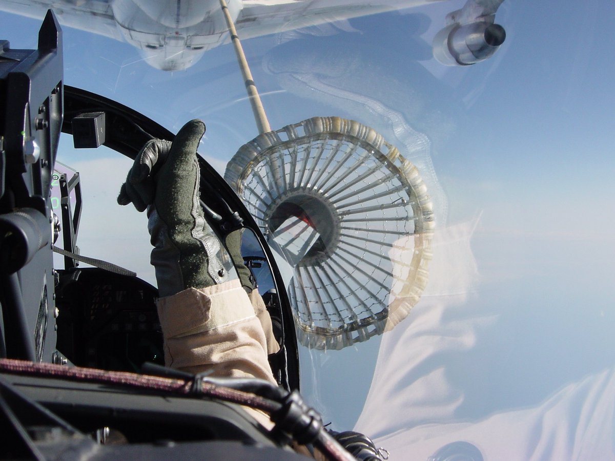 OmegaTanker's tweet photo. It's a blue-sky day today, and all we can think is: what a great day for flying! https://t.co/1ZqqjrLpPU