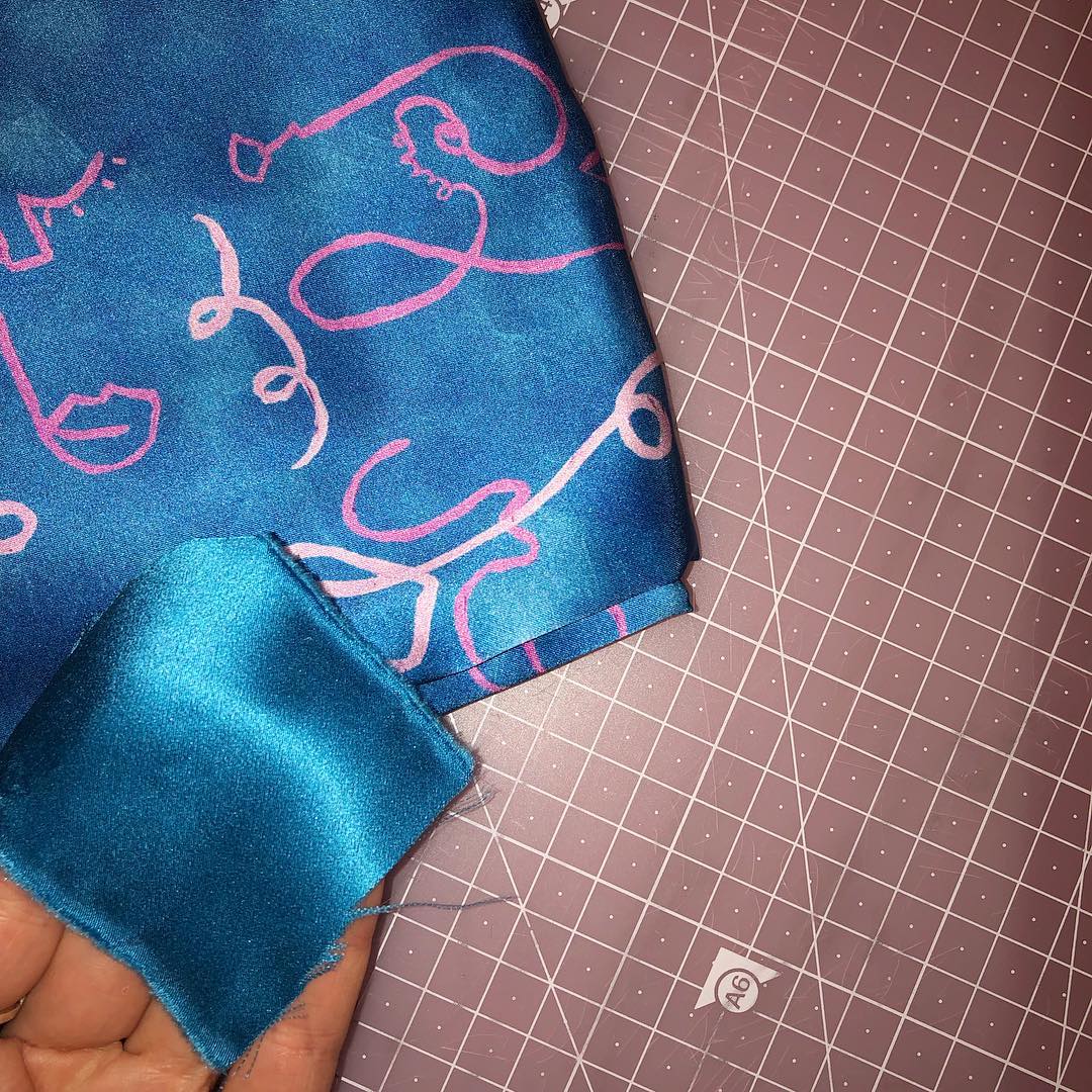 face_silk's tweet photo. Colour matching new skills 💋 #mulberrysilk #print #handmade #beauty #skinkind #cleanskin #luxury #designer #entrepreneur #productmaker #silk #pillowcase #natural https://t.co/aweEsGTVIw
