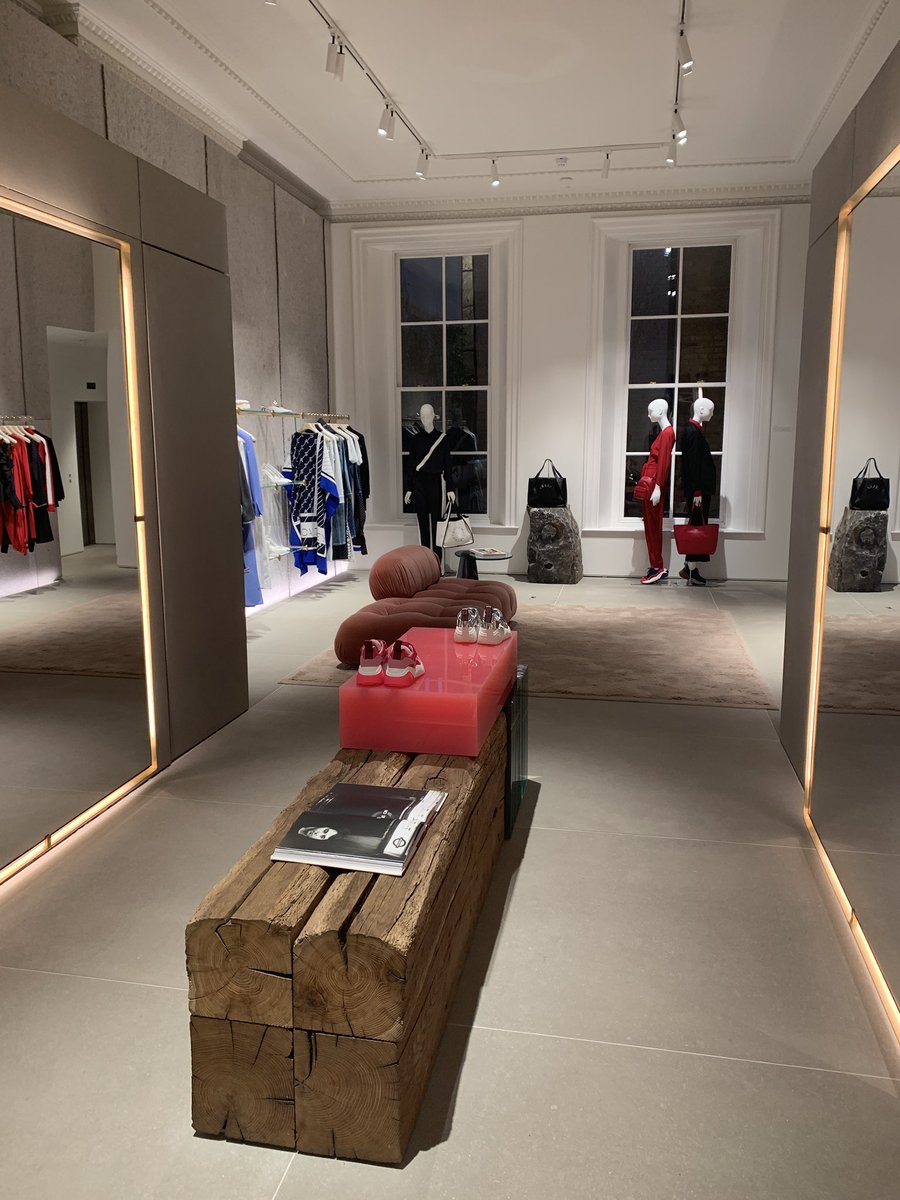 itspr's tweet image. G8 walk around the Stella McCartney store on Bond St. G8 architecture meets G8 style!
.
.
We remember this building from the late 90’s when we use to visit a major London fashion agency (those were the days!)
.
#fashion #retail #bondstreet #luxury #stellamccartney #architecture