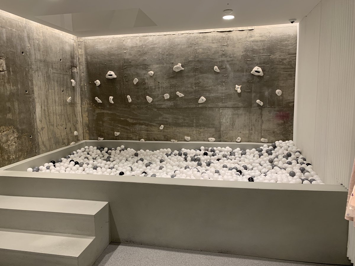 itspr's tweet image. G8 walk around the Stella McCartney store on Bond St. G8 architecture meets G8 style!
.
.
We remember this building from the late 90’s when we use to visit a major London fashion agency (those were the days!)
.
#fashion #retail #bondstreet #luxury #stellamccartney #architecture