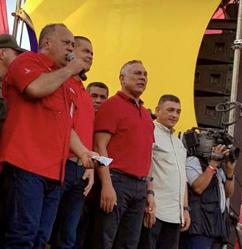 Omar_PrietoPSUV's tweet photo. Ya listo disfrutando del mejor programa de la bolita del mundo @ConElMazoDando con @dcabellor pa seguir desenmascarando la canalla mediática. Fraterno saludo desde el #Zulia
#VenciendoElGolpeElectrico 
#ChavismoEnergiaYVictoria 
#LealesSiempreTraidoresNunca https://t.co/11f7BLCspd