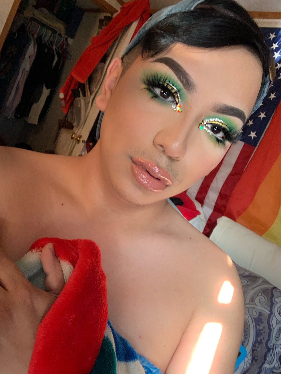 StevenSpaghetti's tweet photo. Shadows by @JeffreeStar #JeffreeStarCosmetics  “Alien Palette”

Lashes by #EmmeLashess “Boss Bytch” 

Lips by @ABHcosmetics @norvina1 “Toffee” lipgloss 💄 💚 https://t.co/F9CiuVukA8