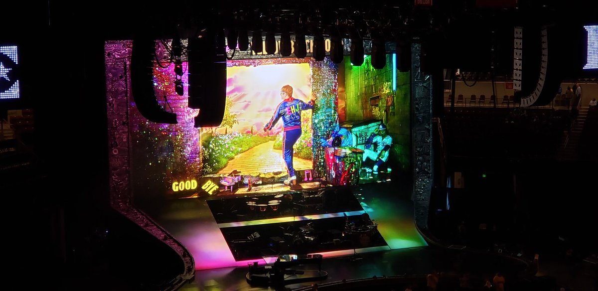 str8_2_3d's tweet photo. Having a great time with my wife at #EltonFarewellTour https://t.co/uz0ng4Bt8J