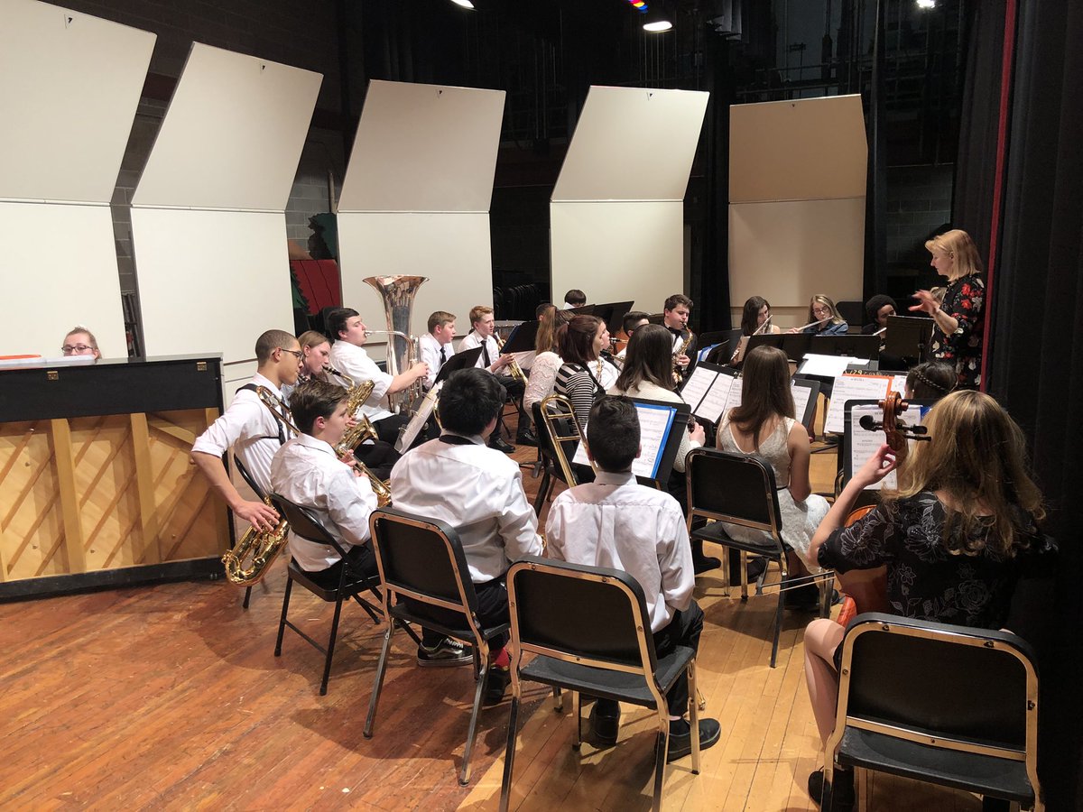 fultonjrraiders's tweet photo. Last minute warmups with the jazz ensemble! #musicinourschoolsmonth #fultonraiders https://t.co/11Sz4Yb6jb