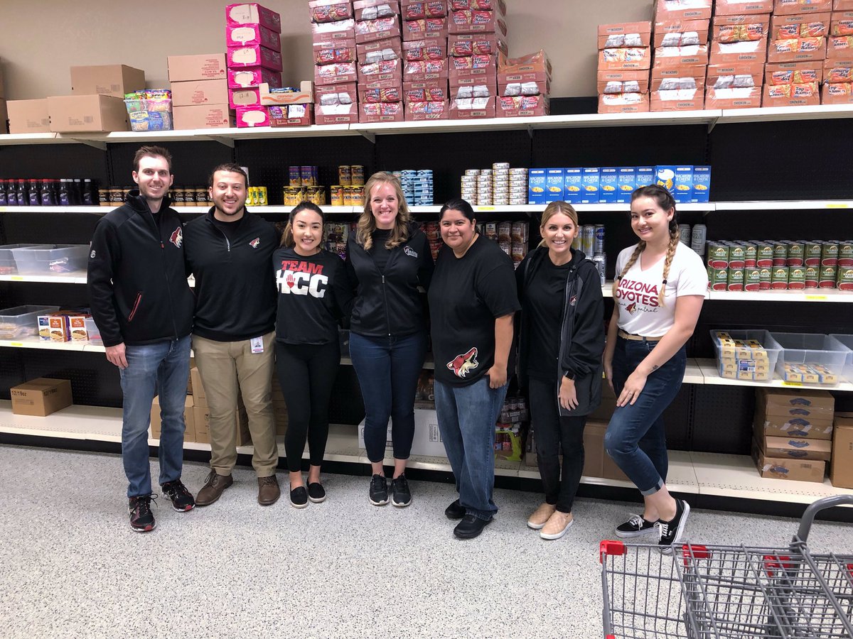 ArizonaCoyotes's tweet image. While the team was on the road members of #OurPack volunteered at the Harvest Compassion Center sorting donations, restocking food and helping families in need. 

#CoyotesGiveBack