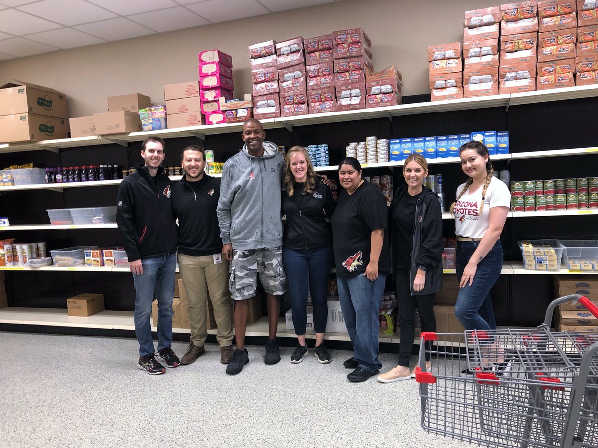 ArizonaCoyotes's tweet image. While the team was on the road members of #OurPack volunteered at the Harvest Compassion Center sorting donations, restocking food and helping families in need. 

#CoyotesGiveBack
