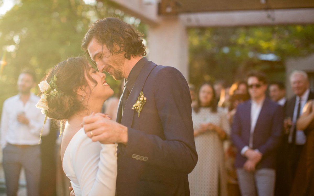 Congrats to #SofarSantaBarbara City Leader Sophia and her newly-wedded husband, audio engineer Barrett! 🎉 The couple founded the Sofar SB chapter together 2 years ago and have put on amazing shows since! Read their story here: sofar.co/santa-barbara-… 💝 💍

📸: Jessica Dalene