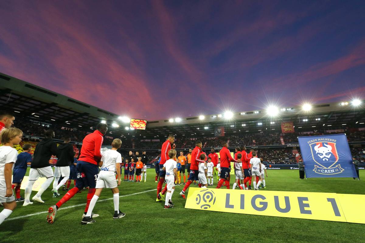 MalherbePlanete's tweet photo. Premier match à d'Ornano un samedi à 20 h depuis le 24 novembre 2018 😯 (#SMCASM 0-1).
#SMCASSE #TeamSMC #SMCaen https://t.co/LdWmhjMIDT