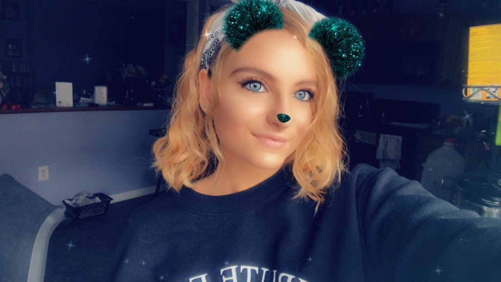 MandaPandaB11's tweet photo. Fave photo ever. Add the Snapchat @ horangirl11 #hmu #bored #dmme #filters #snapchat #blonde #blueeyes #babe #happy #beyourself #love #Loveyourself https://t.co/5rlwy0eXMz