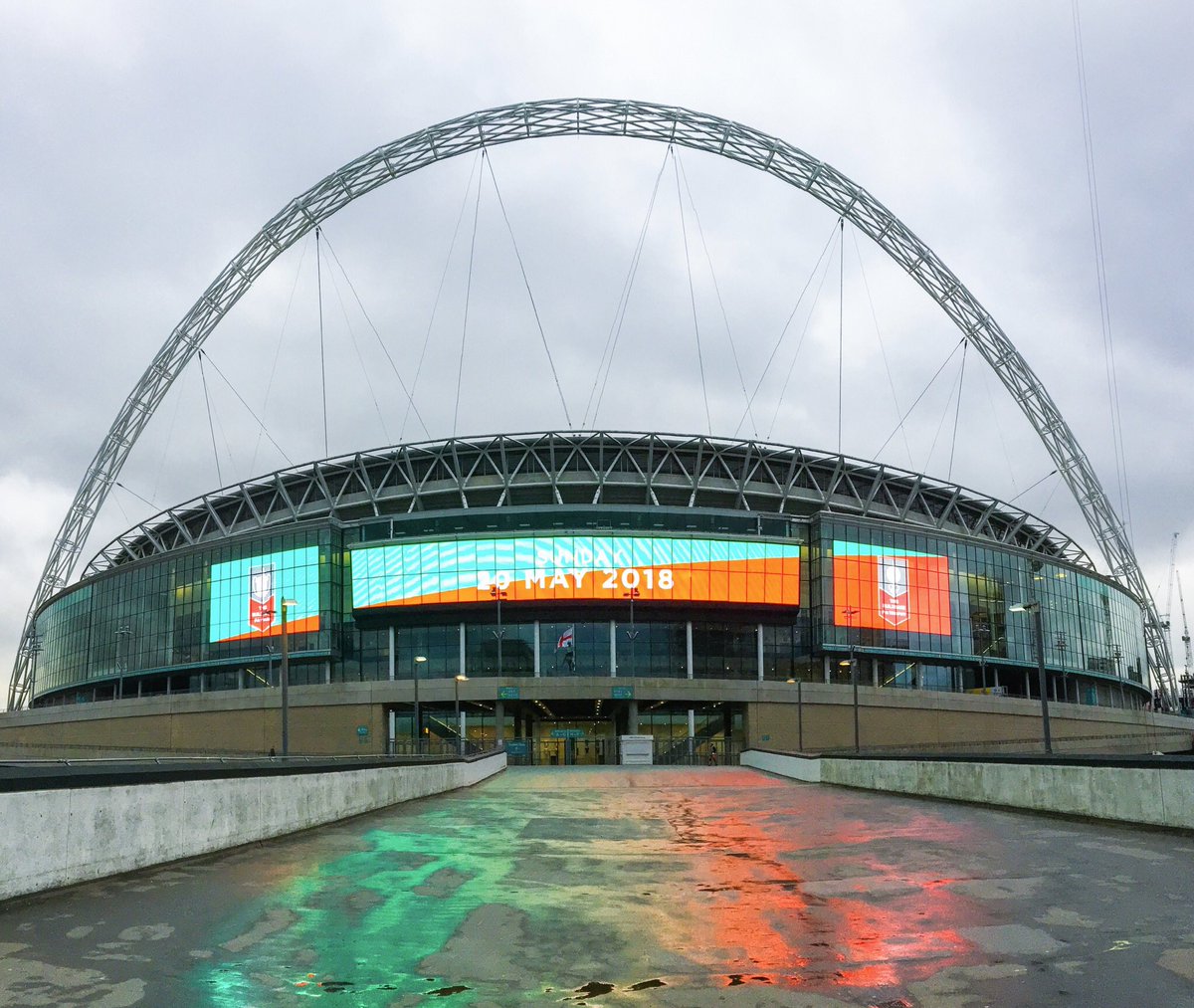 Stadium tour! #wembley #wembleystadium #wembleyarch #london #football #reflections #colour @wembleystadium