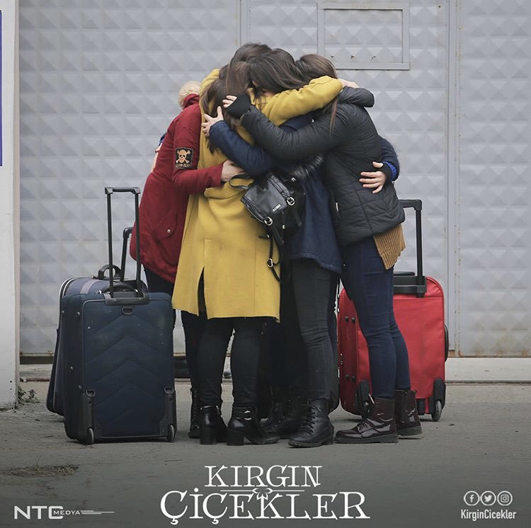 moritzlowe's tweet photo. Y se acabó. Sin más... La primera y última novela turca que veo. En serio ¿quien fue el guionista de esta obra? Todo bien por casa? Gran historia, super trágica, humor sano, romántica y buen desarrollo de personajes.  #kırgınciceklerkalbimizde
#HuérfanasGranFinal #Huérfanas https://t.co/PxGq41E9l2