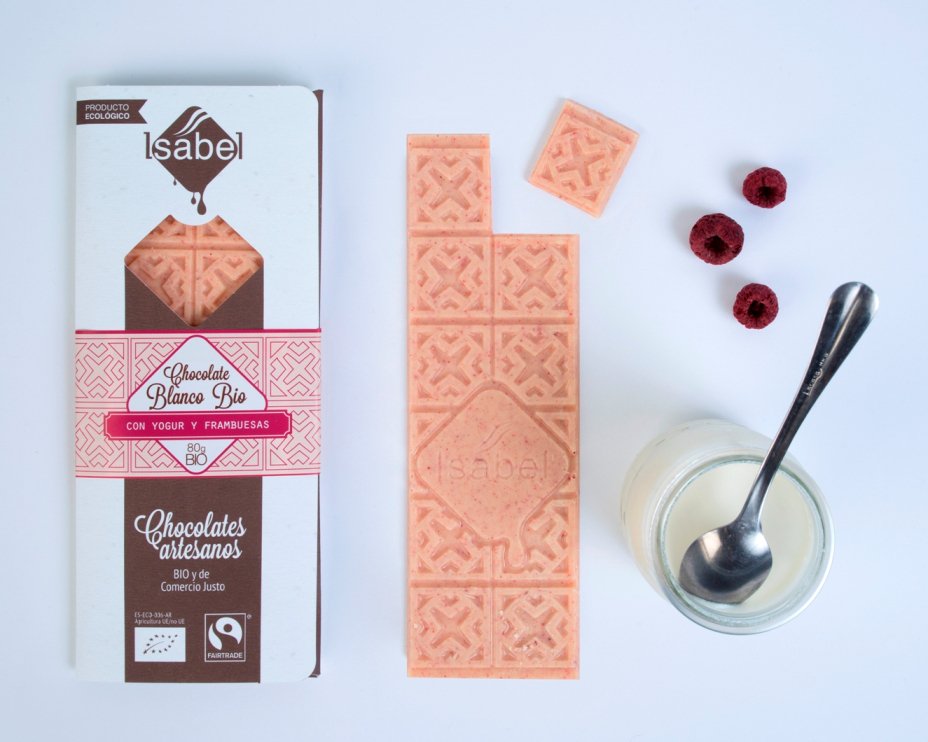 Y tú, ¿cómo te mimas? A nosotras nos gusta darnos un capricho delicioso y saludable después de un día ajetreado. ¿Te hace una porción de una de nuestras tabletas más especiales 🍫? Chocolate blanco con yogur y frambuesas, ¡marchando! chocolatesartesanosisabel.com/es/categoria-p…