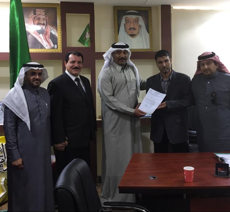 msalheens's tweet photo. أثناء زيارته لمدارس رياض الصالحين قدم رئيس قسم الصفوف الأولية الأستاذ عبدالهادي صقير يرافقه مشرف الصفوف الأولية الأستاذ حسن العنزي خطاب شكر  للأستاذ عبدالعزيز سليم على نتاجه الموسوم بمسمى (أول خطوة الإثرائي للصف الأول الابتدائي)
@awaliatabuk 
#الصفوف_الأولية_تبوك https://t.co/IGJaCKoInS