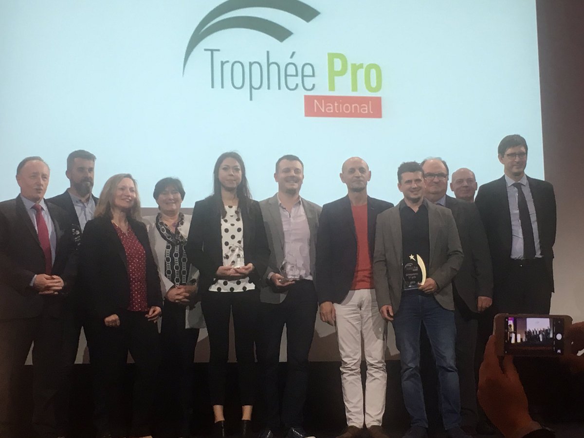 Vincent_Delahay's tweet photo. Une très belle soirée du #TrophéePro national avec un prix du jury décerné à @hostabee , entreprise du territoire de  @GroupamaNordEst en présence de @LPoupartGNE et des élus #GroupamaPro #innovation https://t.co/hwEQI7eBuU