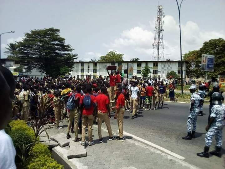 Gbagbo_TTC's tweet photo. L'élève #Steve Jimoh du #Lycée #Classique d'#Abidjan a été arrêté pour avoir manifesté avec ses camarades devant la #RTI pour réclamer de ce média d'Etat la bonne information : les cours non pas repris - la grève des enseignants se poursuit
#Civ225 #Abidjan #PaysDeMerde #Ouattara https://t.co/QP8eMti5pJ