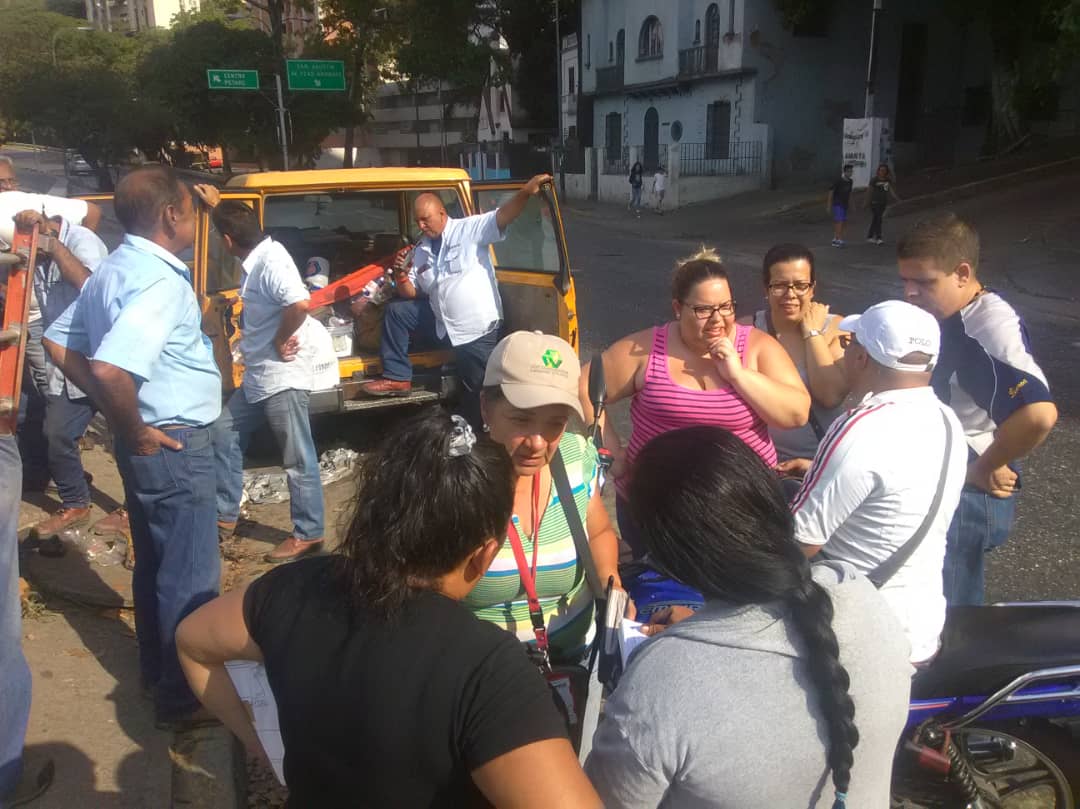 Stephanisartory's tweet photo. #Ahora personal especializado  realizan revisión del cable subterráneo para reparar avería en el circuito castan que alimenta parte del paraíso y quinta crespo @DrodriguezVen @LMOTTAD @mppeevzla @NicolasMaduro @PresidencialVen @VTVcanal8 https://t.co/6xjBXriIvc