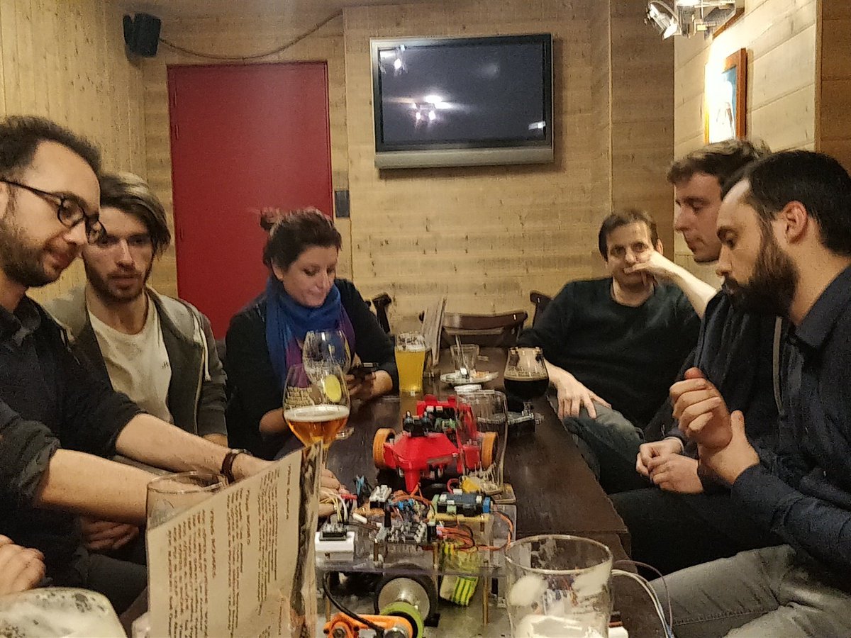 Sealeo_'s tweet image. @_leconnecteur vient découvrir les innovations clermontoises dans le domaine de la robotique lors de #Aperobot avec @asso_i2c et @Robotips_asso