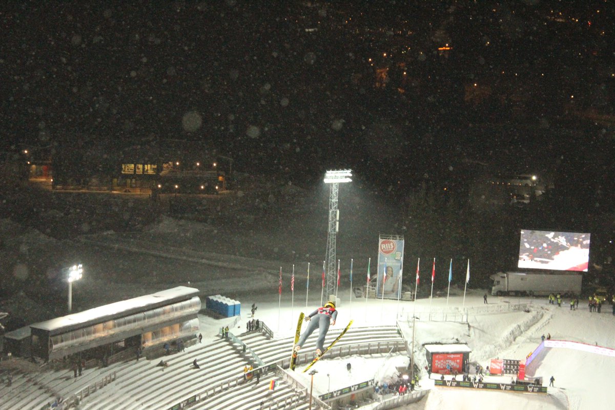 🇳🇴<a href="/marenlundby/">Maren Lundby</a> leder da sammenlagt inn til finaleomgangen IMORGEN! 🇩🇪Katarina Althaus nærmest og 🇦🇹<a href="/DanieXIraX/">Danie Iraschko-Stolz</a> på tredje. #Thoramedia

🇳🇴<a href="/marenlundby/">Maren Lundby</a> in the lead before tomorrows round 🇩🇪Katarina Althaus closest in second and 🇦🇹<a href="/DanieXIraX/">Danie Iraschko-Stolz</a> coming in at third.