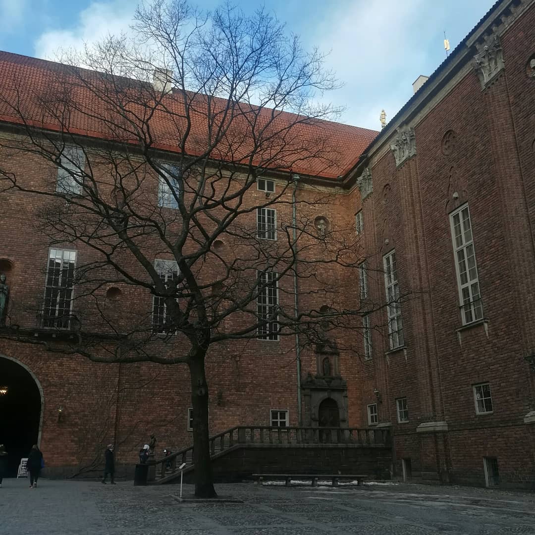 kampduragi's tweet photo. 👣8 milyon tuğla kullanılarak inşa edilmiş Stockholm Belediye Binası.
👣İlk fotoğraftaki kulenin uzunluğu ise tam 106 metre.
#interrail #gezi #seyahat #trevel #avrupa #isveç #Stockholm #gezip #gördüm #blog https://t.co/JX2bawchvF