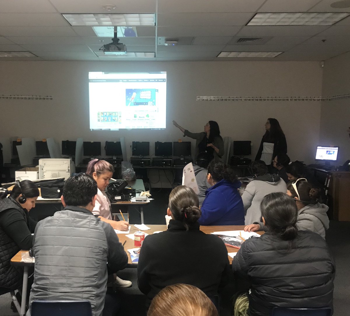 CCSDFamily's tweet image. Thank you for the invitation &amp;amp; hosting this timely  #familyengagement workshop #linkedtolearning! The parents appreciated the face-to-face time with both administrators, answers to personal questions, SBAC practice in the lab, Ronnow website demo., &amp;amp; treats! 🤝 #Trust  #1forKids