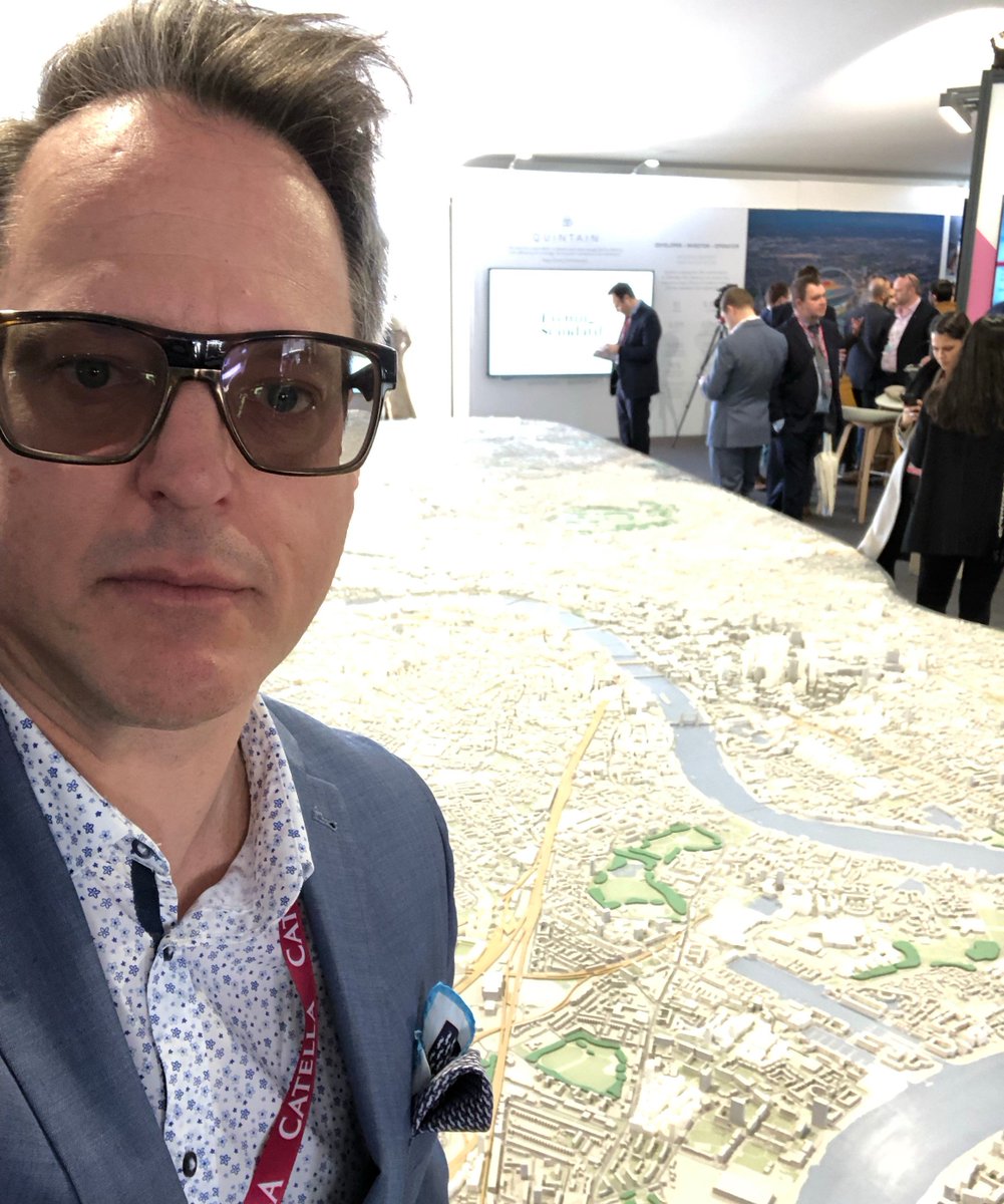 GraphSynergie's tweet image. 🚩Wrap-up de notre deuxième journée au MIPIM
Les maquettes physiques ont aussi la cote cette année: quand la technologie croise le traditionnel 🏘
Notre président, @Francis Lessard, est allé à leur rencontre 👥

#MIPIM30 #MIPIM2019 #Day2 #TechMeetsTrad