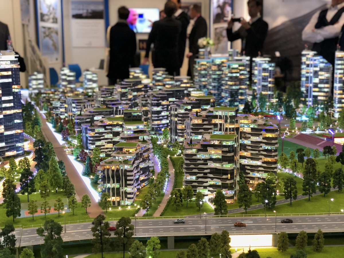 GraphSynergie's tweet image. 🚩Wrap-up de notre deuxième journée au MIPIM
Les maquettes physiques ont aussi la cote cette année: quand la technologie croise le traditionnel 🏘
Notre président, @Francis Lessard, est allé à leur rencontre 👥

#MIPIM30 #MIPIM2019 #Day2 #TechMeetsTrad