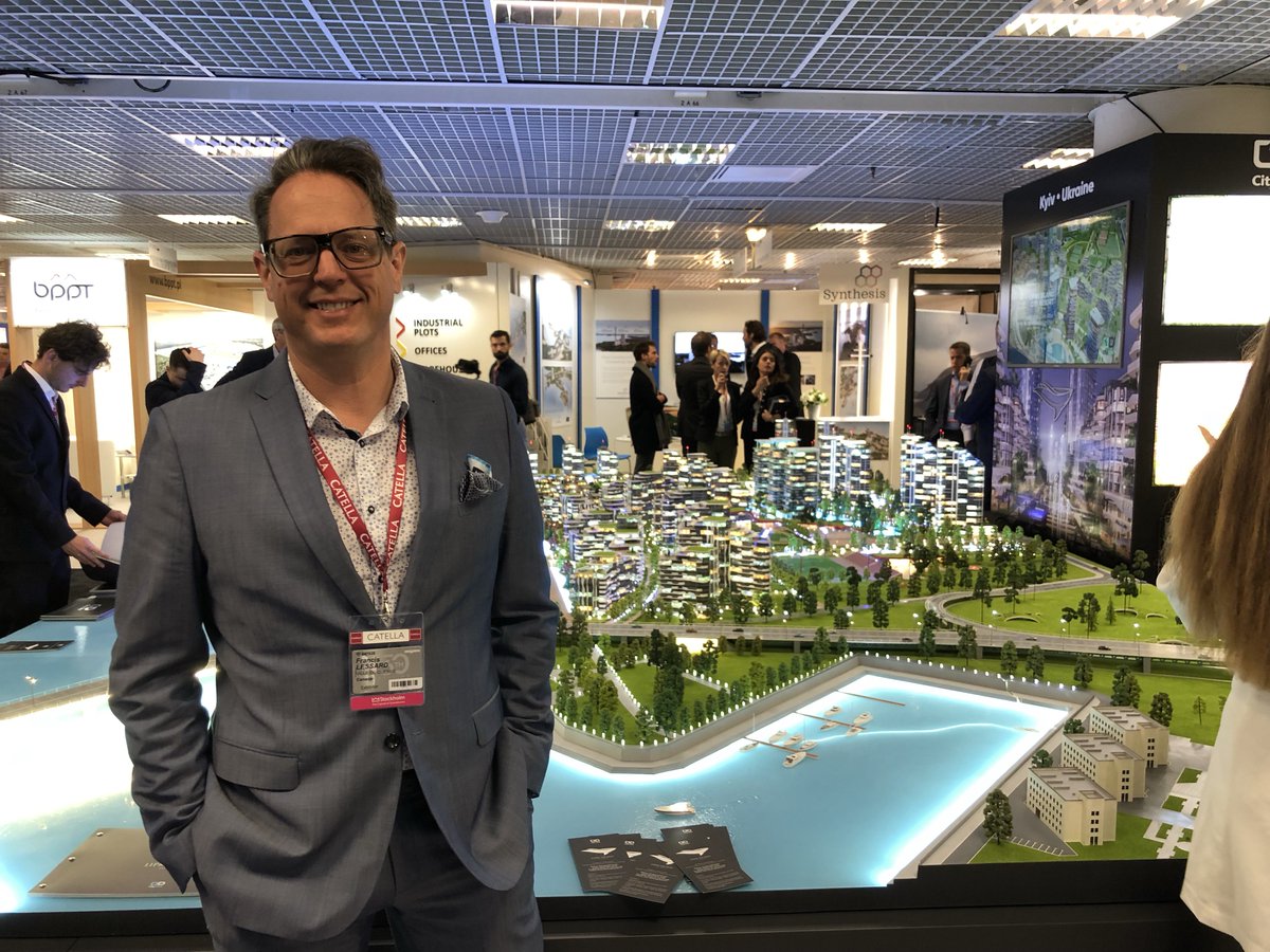 GraphSynergie's tweet image. 🚩Wrap-up de notre deuxième journée au MIPIM
Les maquettes physiques ont aussi la cote cette année: quand la technologie croise le traditionnel 🏘
Notre président, @Francis Lessard, est allé à leur rencontre 👥

#MIPIM30 #MIPIM2019 #Day2 #TechMeetsTrad