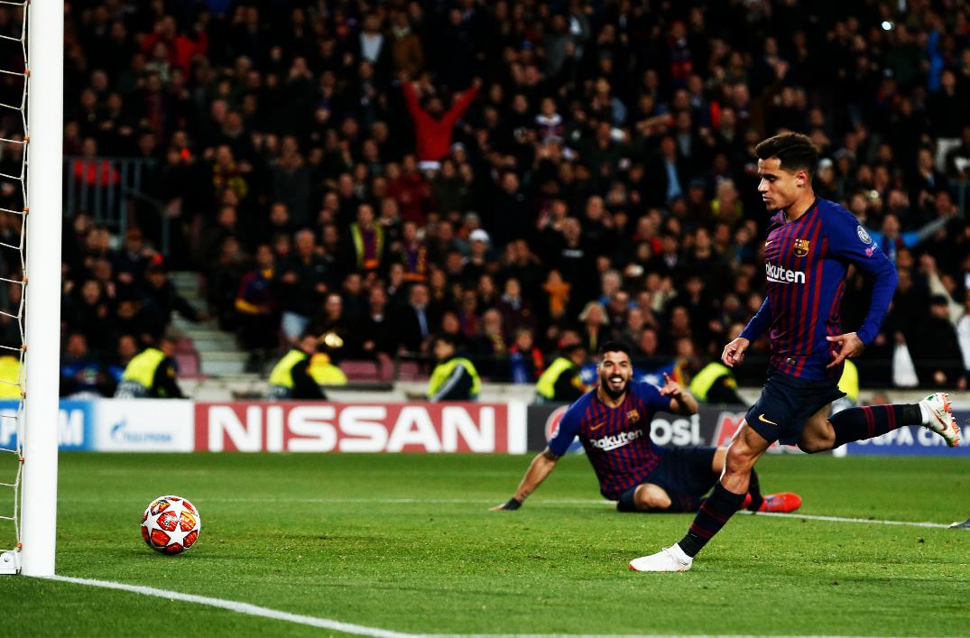 La alegría de Luis Suárez al saber que Philippe Coutinho, quien vive un momento muy complicado, se reencontraría con el gol. Una postal que dice mucho. #HermanosDelFútbol
