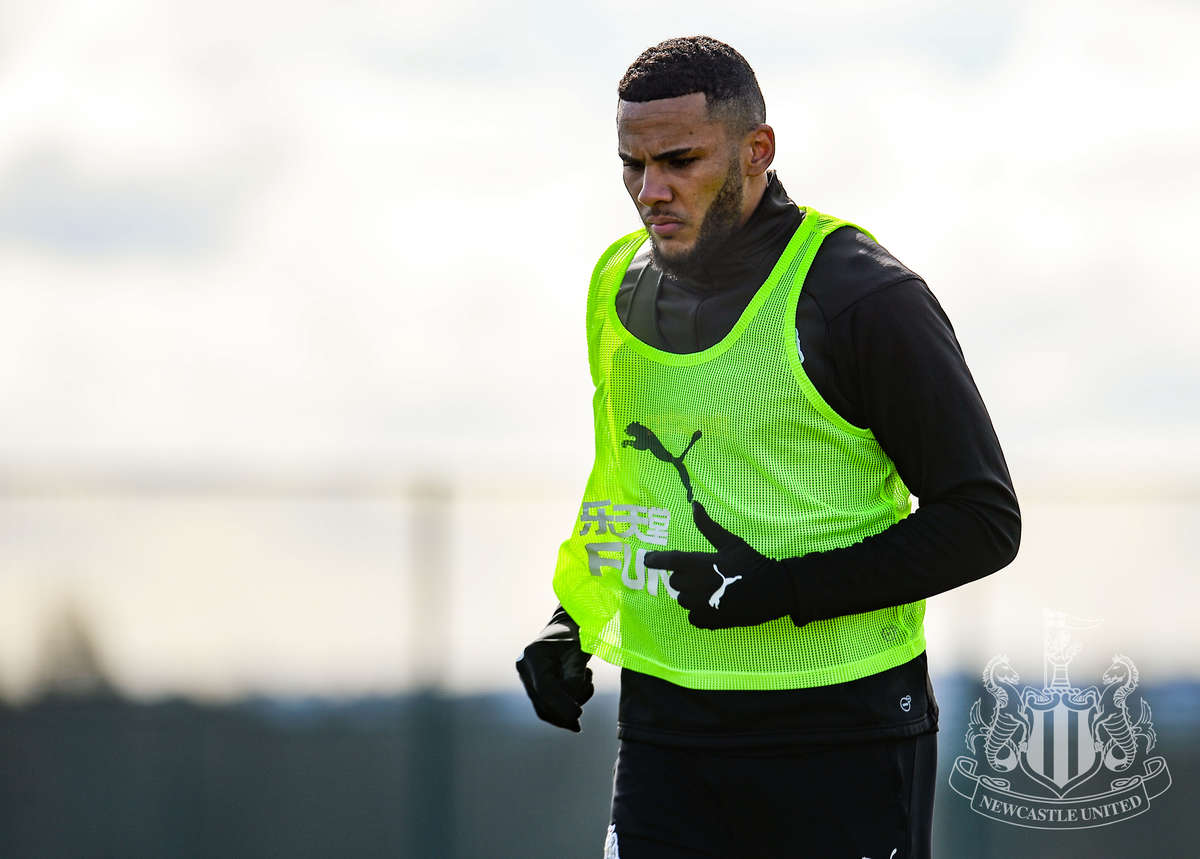 BenDinnery's tweet photo. Jamaal Lascelles has been pictured back on the training pitches. The United skipper was replaced at half-time (vs Everton) after complaining of a knee problem. #NUFC https://t.co/nS5OMLabiE