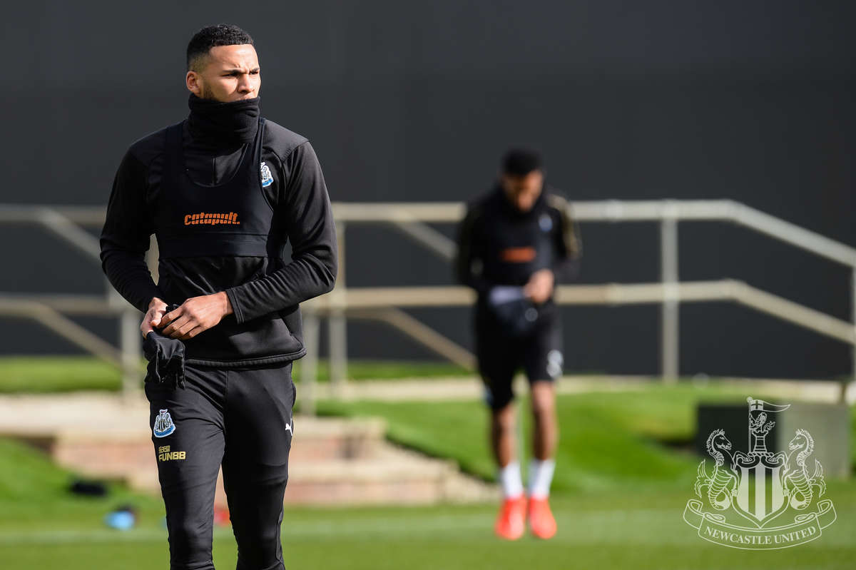 BenDinnery's tweet photo. Jamaal Lascelles has been pictured back on the training pitches. The United skipper was replaced at half-time (vs Everton) after complaining of a knee problem. #NUFC https://t.co/nS5OMLabiE