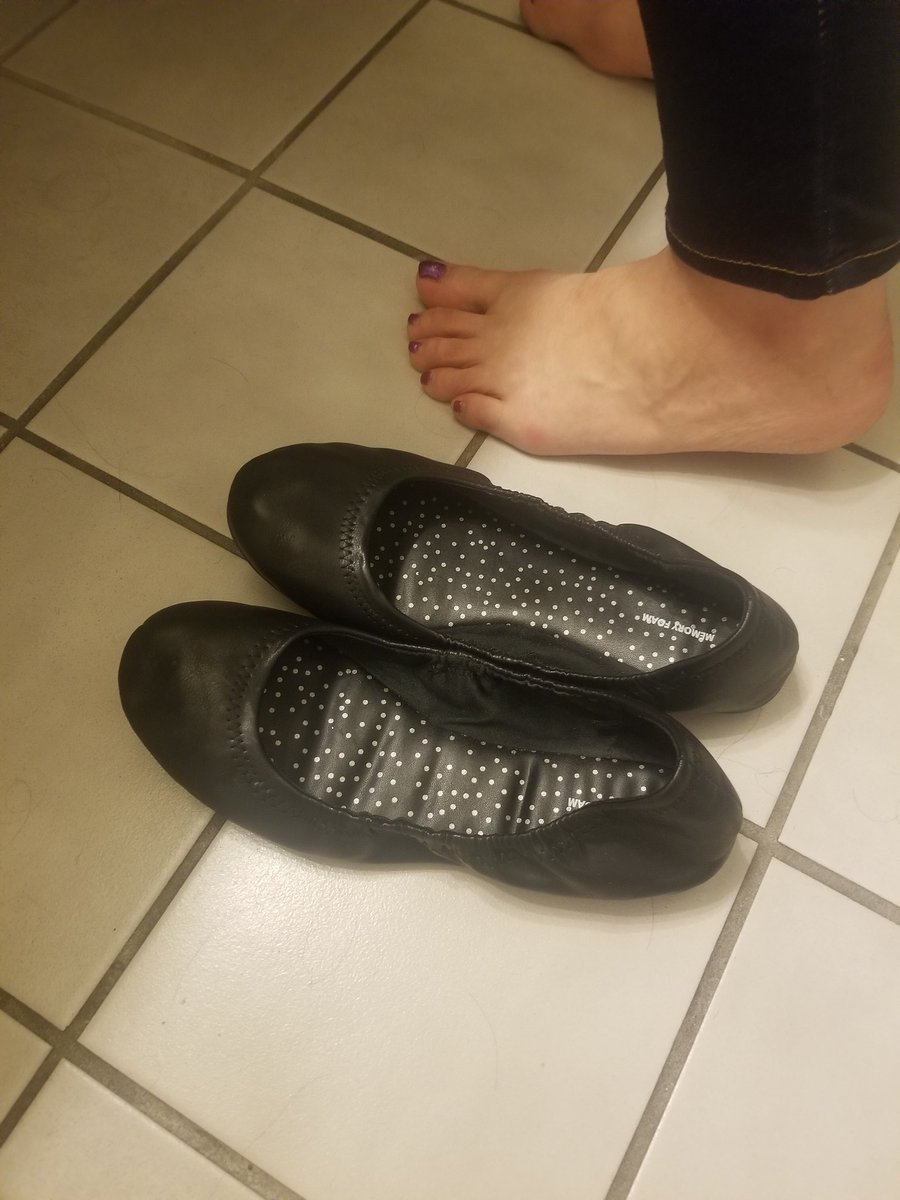 MistressMandy3's tweet photo. I bet u want to put ur ugly face in it n sniff it. This is ur lucky day. This is for sale. Give me ur best offer . Dm me asap. #findom #femdom #wornshoes #usedshoe @john_rampageRT @RayColt1 @RT_converse @fin_domRT @rt_feet https://t.co/Hc0prwrkjG