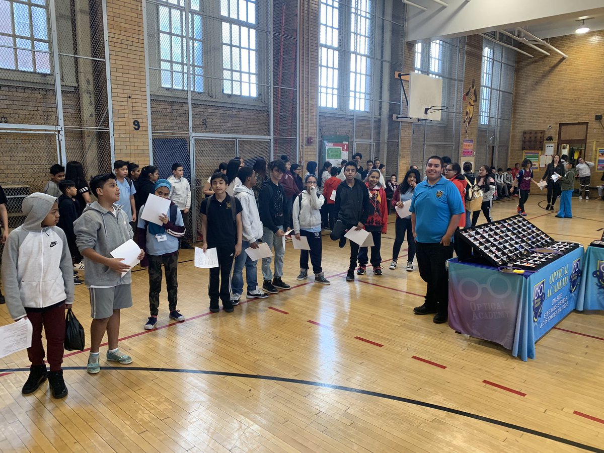 AbbyAyoub's tweet image. In our community schools providing onsite Eyecare and Eyewear. The best part Glasses were made right at school. Children making their eyewear onsite and taking them home the same day by #OpticalAcademy A whole school completed in one day @opticalacademy1 #GlassesInClasses