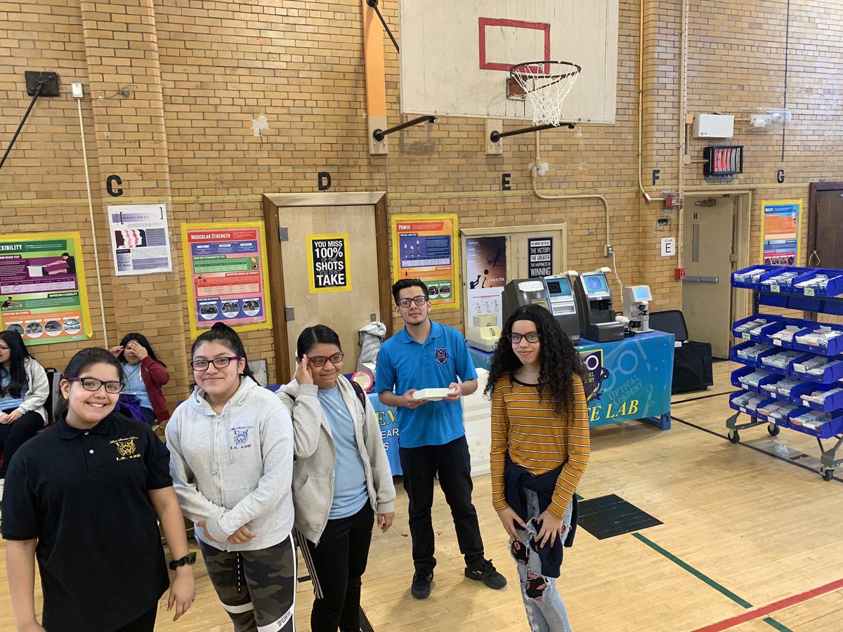 AbbyAyoub's tweet image. In our community schools providing onsite Eyecare and Eyewear. The best part Glasses were made right at school. Children making their eyewear onsite and taking them home the same day by #OpticalAcademy A whole school completed in one day @opticalacademy1 #GlassesInClasses