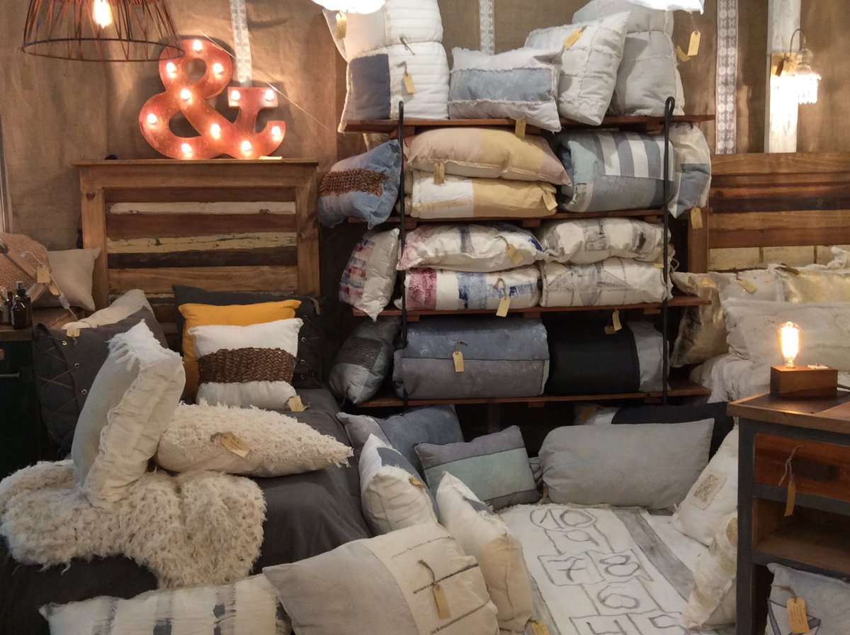 expopresentes's tweet photo. Acá va una muestra de lo próximo que podrás tener en tu #vidriera. En #ExpoPresentes podés encontrar las últimas tendencias en #deco e #iluminación.

¡No te la pierdas! Hasta el 16 de marzo en @LaRural_BsAs 
🔸miércoles, jueves y viernes: 10hs a 20hs.
🔸sábado: 10hs a 18hs. https://t.co/KG2ljSv5vv