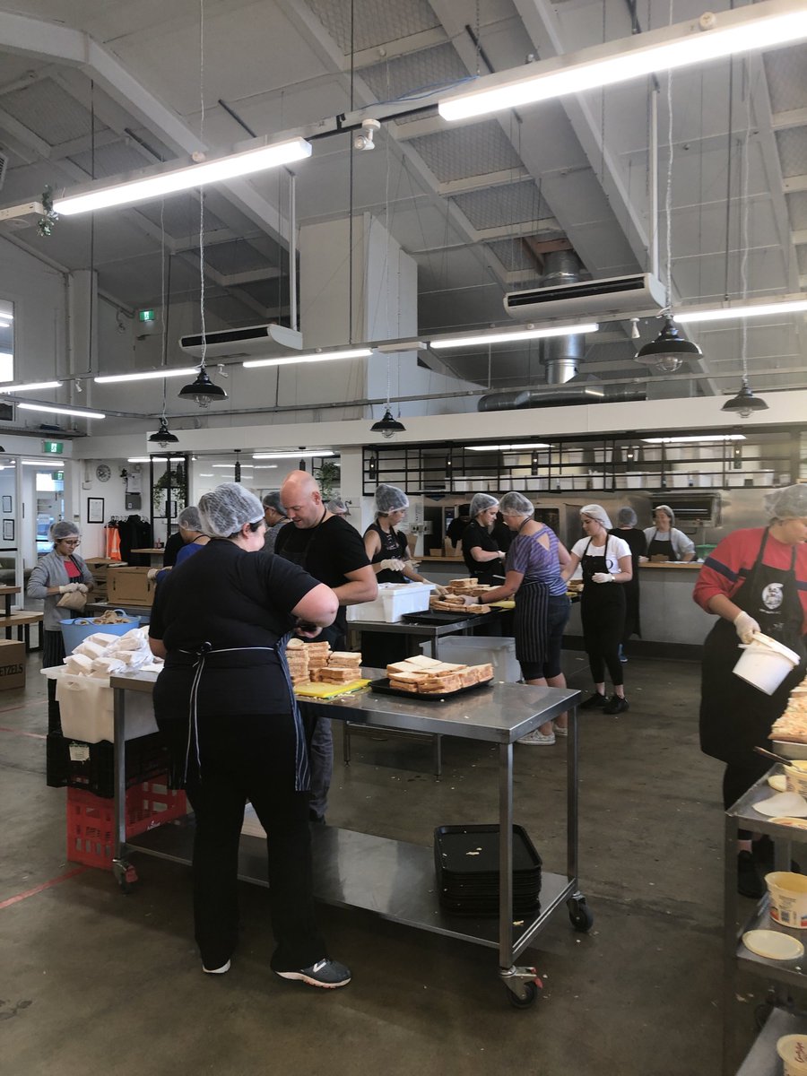 plugtoolkit's tweet image. This morning our amazing team at @plugblockchain &amp;amp; @centralityai volunteered at Eat My Lunch to help make over 2000 lunches for kiwi kids! For every lunch bought from Eat My Lunch, a lunch is donated to a kiwi kid in need. #UNfucktheworld #leadbyexample #plugblockchain #volunteer