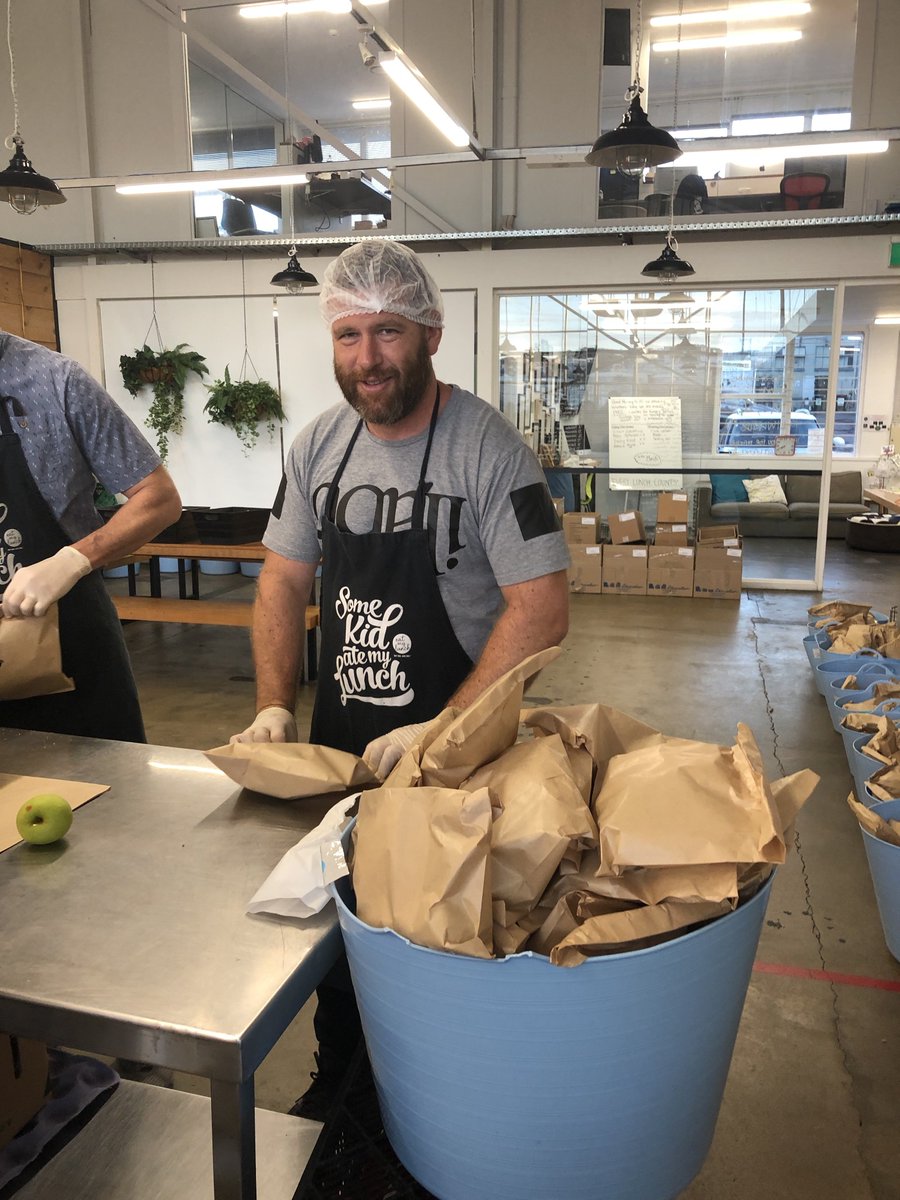 plugtoolkit's tweet image. This morning our amazing team at @plugblockchain &amp;amp; @centralityai volunteered at Eat My Lunch to help make over 2000 lunches for kiwi kids! For every lunch bought from Eat My Lunch, a lunch is donated to a kiwi kid in need. #UNfucktheworld #leadbyexample #plugblockchain #volunteer