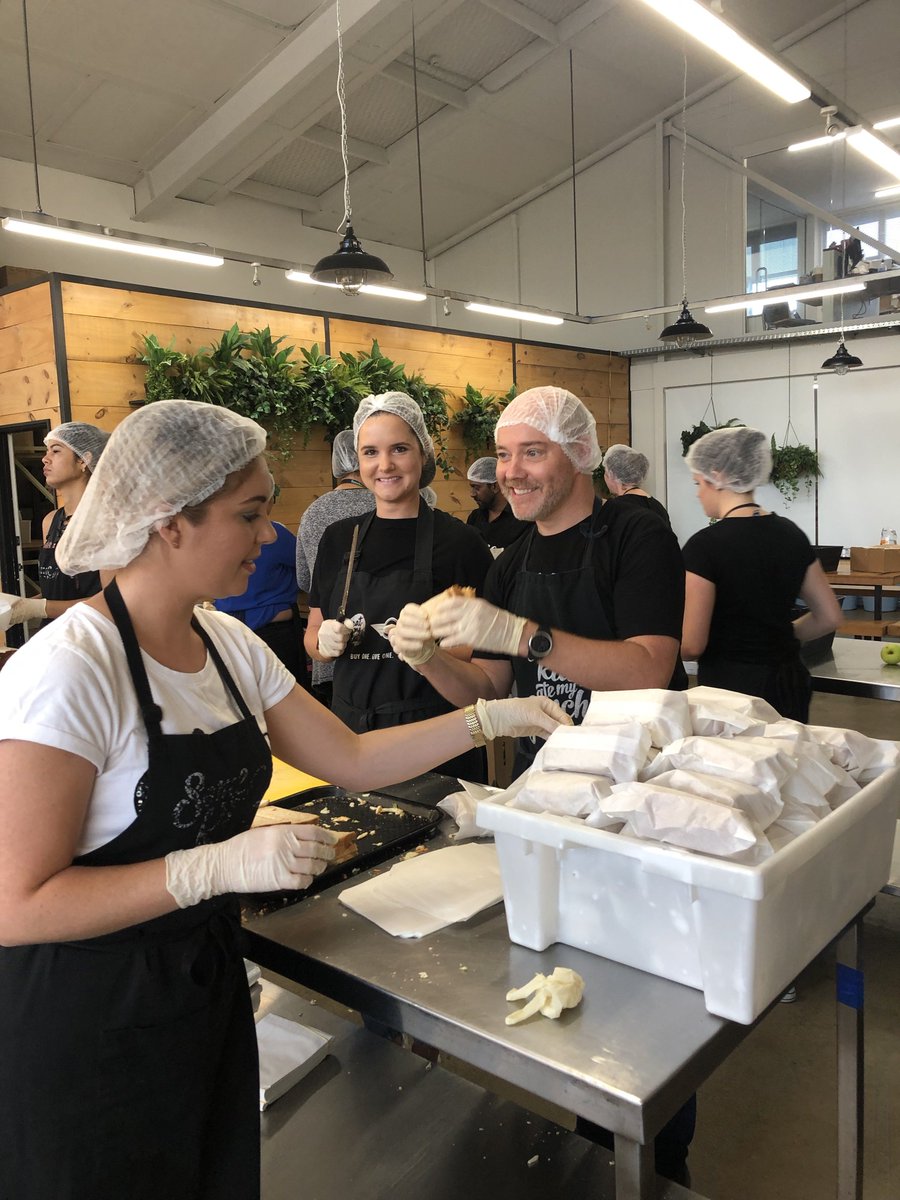 plugtoolkit's tweet image. This morning our amazing team at @plugblockchain &amp;amp; @centralityai volunteered at Eat My Lunch to help make over 2000 lunches for kiwi kids! For every lunch bought from Eat My Lunch, a lunch is donated to a kiwi kid in need. #UNfucktheworld #leadbyexample #plugblockchain #volunteer