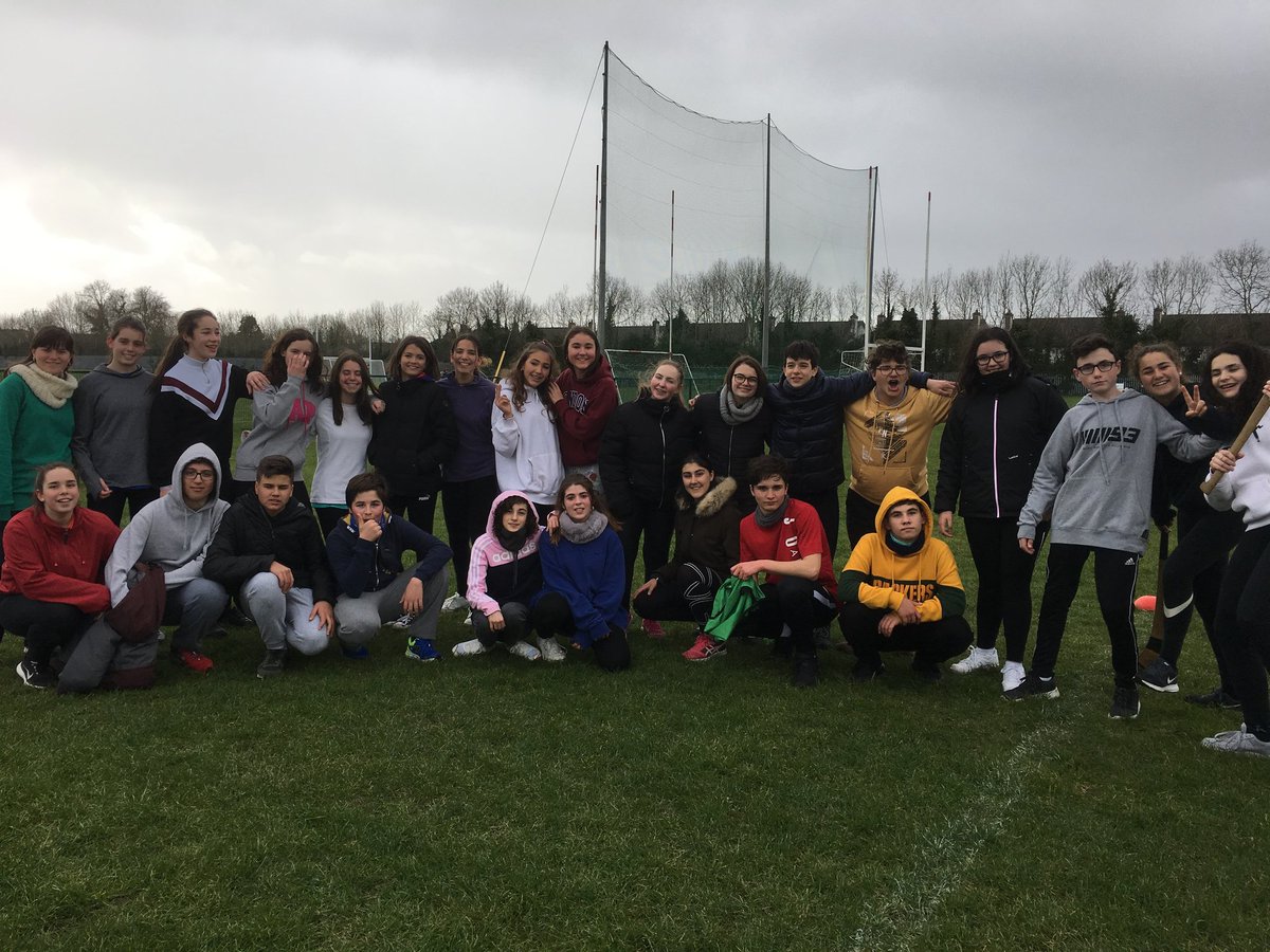 salasixandri's tweet photo. El alumnes de 1r i 2n ja ha tornat a Sant Quirze. Els de 3r que són a Irlanda, encara els queden dos dies.
Avui, han pogut practicar esports irlandesos. https://t.co/ihWJlKIock