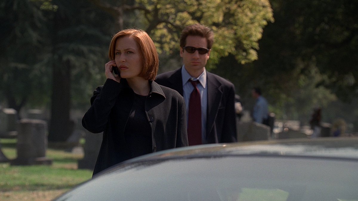 I won& #39;t lie, this part is just an excuse to post pictures of Mulder in sunglasses.  #XFScriptWatch   #Milagro