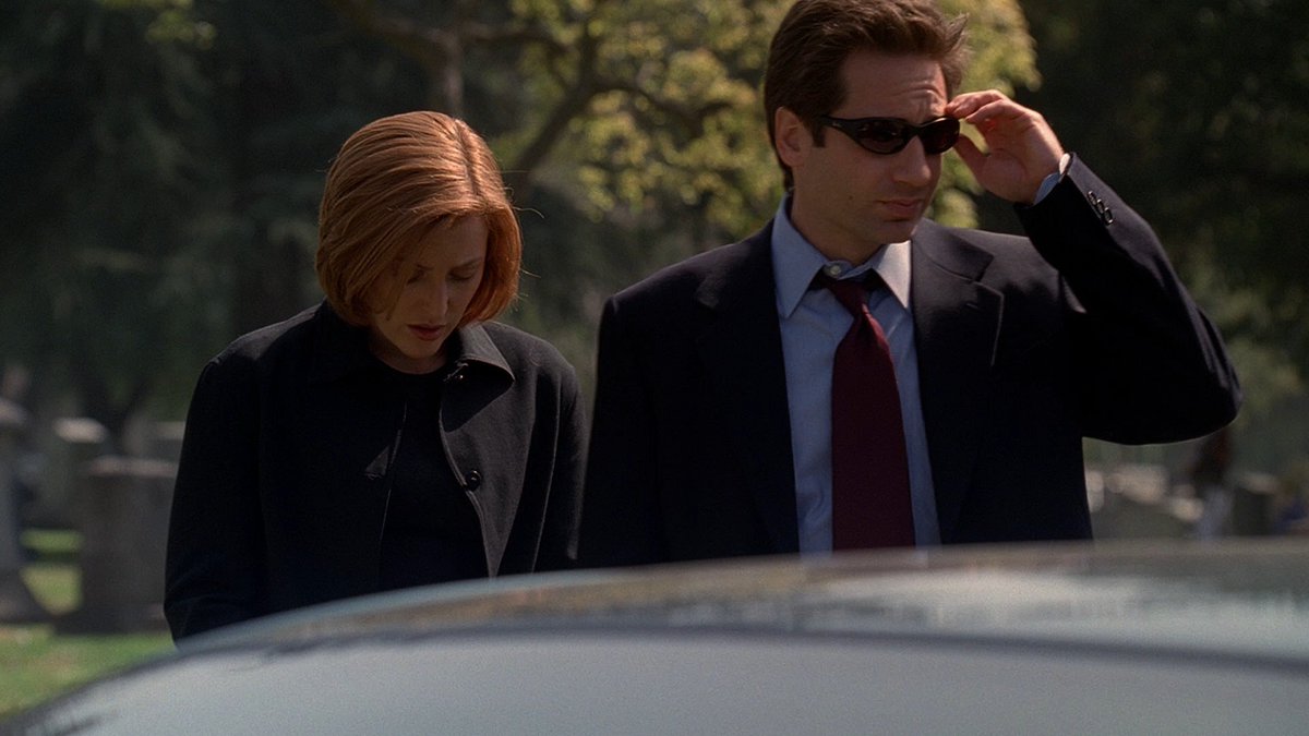 I won't lie, this part is just an excuse to post pictures of Mulder in sunglasses. #XFScriptWatch  #Milagro