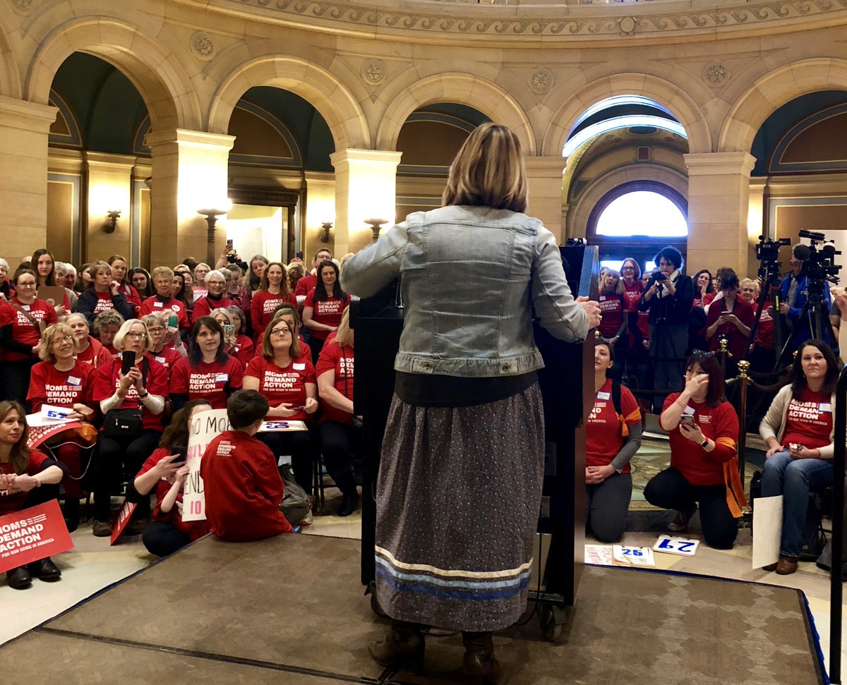 Thanks to @LtGovFlanagan and First Lady Gwen Walz for joining hundreds of MN @MomsDemand volunteers calling for stronger background checks and red flag laws. Now it's time for @SenWarrenLimmer to hold hearings in the senate! #MNLeg #ItsTimeToAct