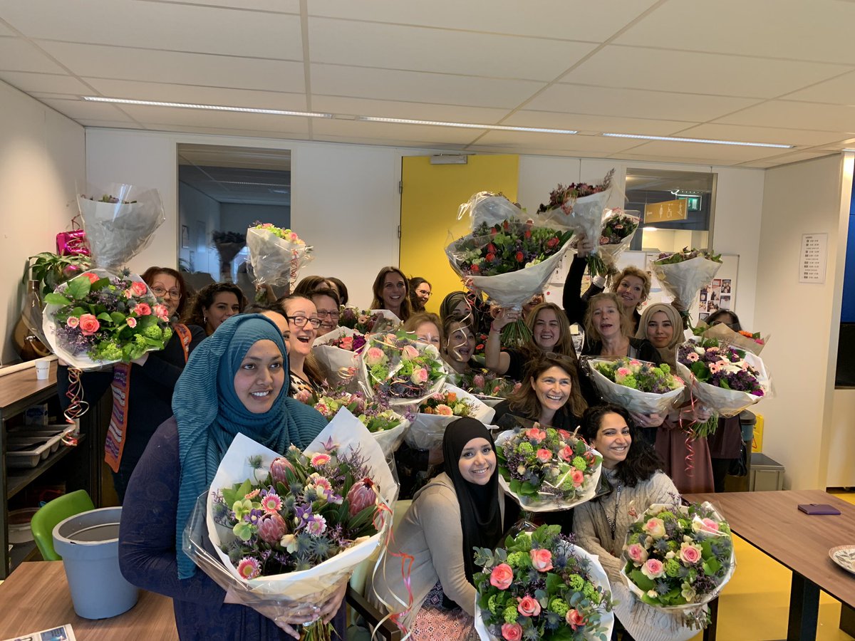 Dit zijn wij de ladies from @schoolvoorAD <a href="/rocmondriaan/">ROC Mondriaan</a> #InternationaleVrouwendag  allemaal top teachers die bloemen verdienen. #mbo #MBO2 #DenHaag