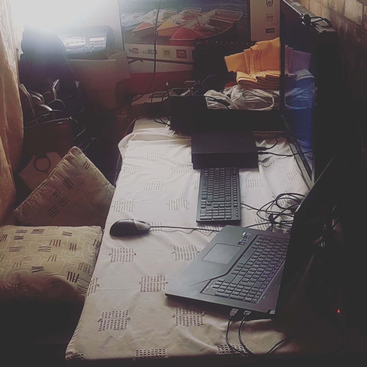 CiD_TTV's tweet photo. A couple of homely touches and some tech later, the man cave is more or less set up complete with heater and golf clubs....
....not that the golf clubs will be of any use to me
#readytostream #roadtoaffiliate #twitch #streamer #earlydays #mancave #instaseenitfirst https://t.co/gAIpx7HHir