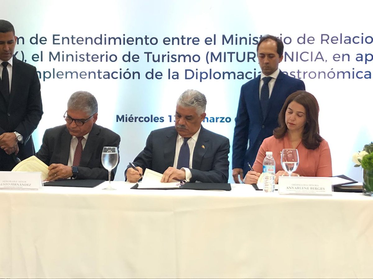 INICIAOficial's tweet photo. 1/3 Nuestra VP de RR.II., Angie Bergés, firmó un acuerdo con el @MIREXRD y el @MTurismoRD para promocionar la gastronomía dominicana a través de acciones conjuntas que contribuyan a la internacionalización de la cocina local y estimulen el incremento del turismo culinario. https://t.co/AI5R2RTJZ8