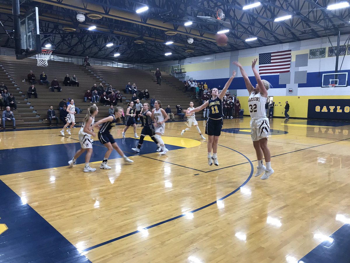 cadillacviking1's tweet photo. At the end of the first quarter of play, Cadillac trails Menominee by the score of 15 to 14 in regional final play. @MISportsNow @MHSAA https://t.co/4tNq8KtBoM